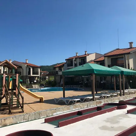 梅纳德御岭山庄酒店 *